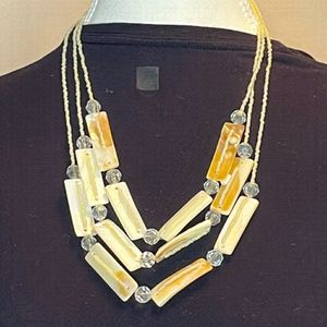 ⭐️ Cute cream coloured necklace